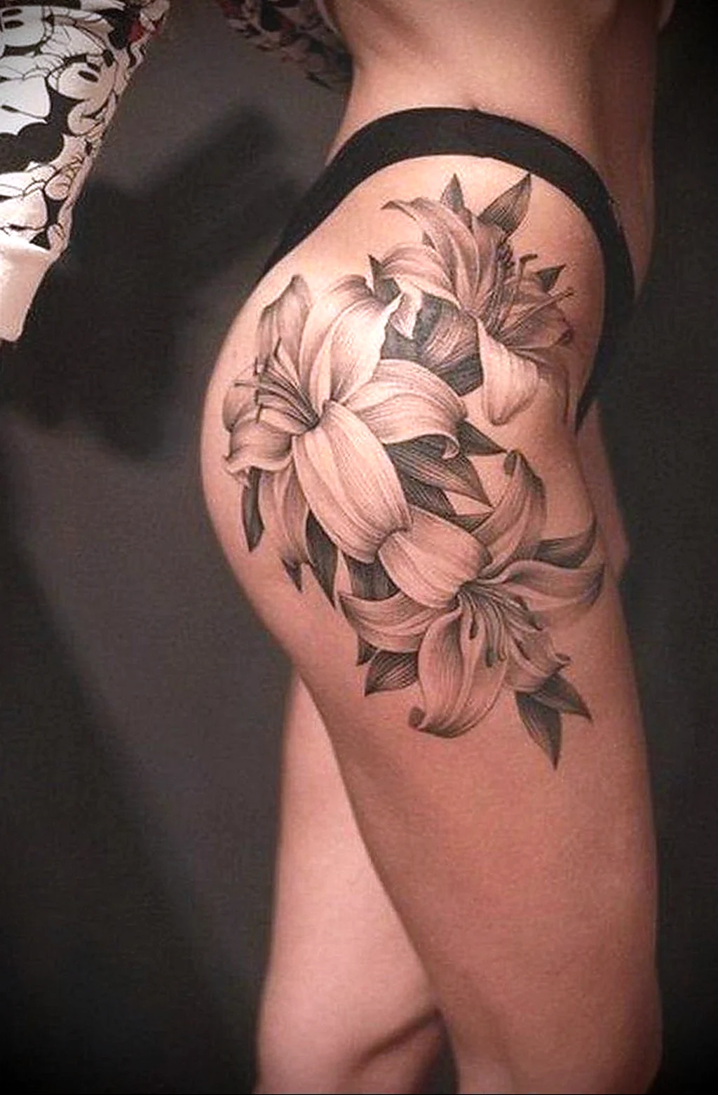 Тату на бедре