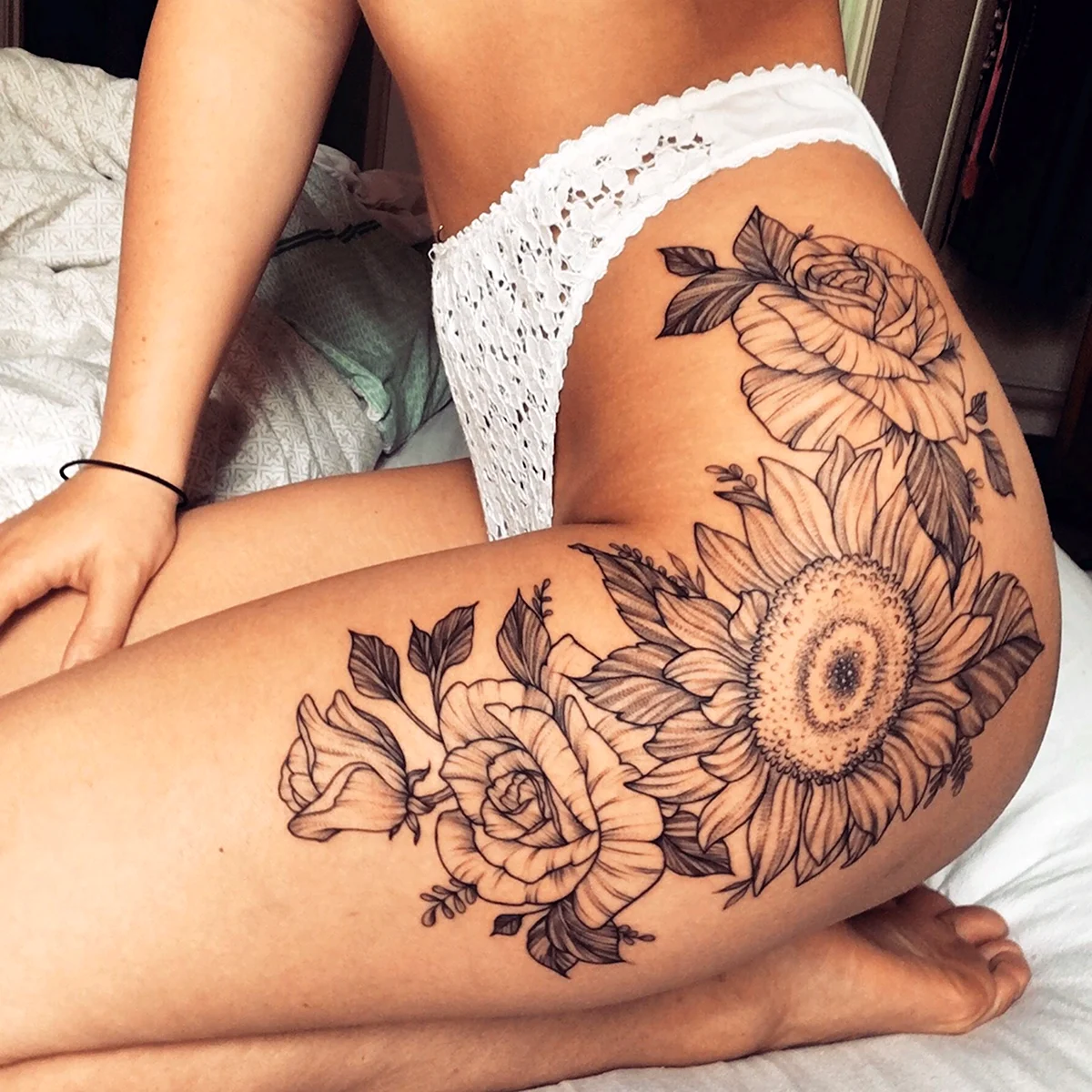 Тату на бедре