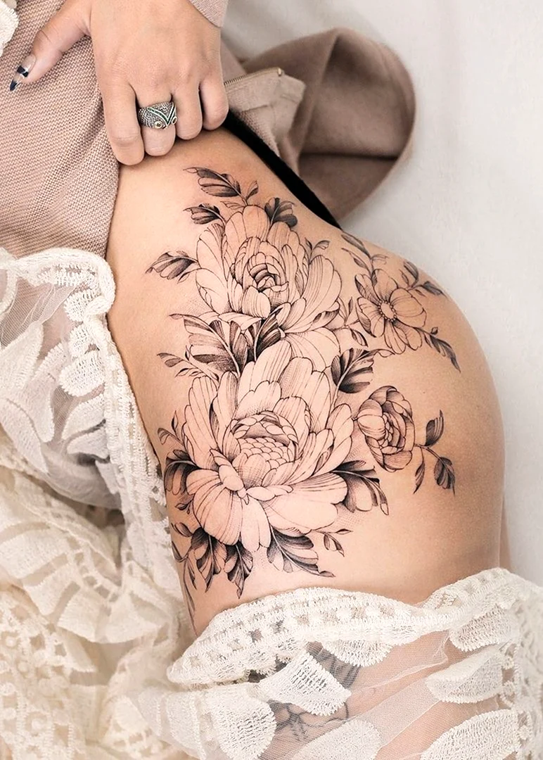 Тату на бедре