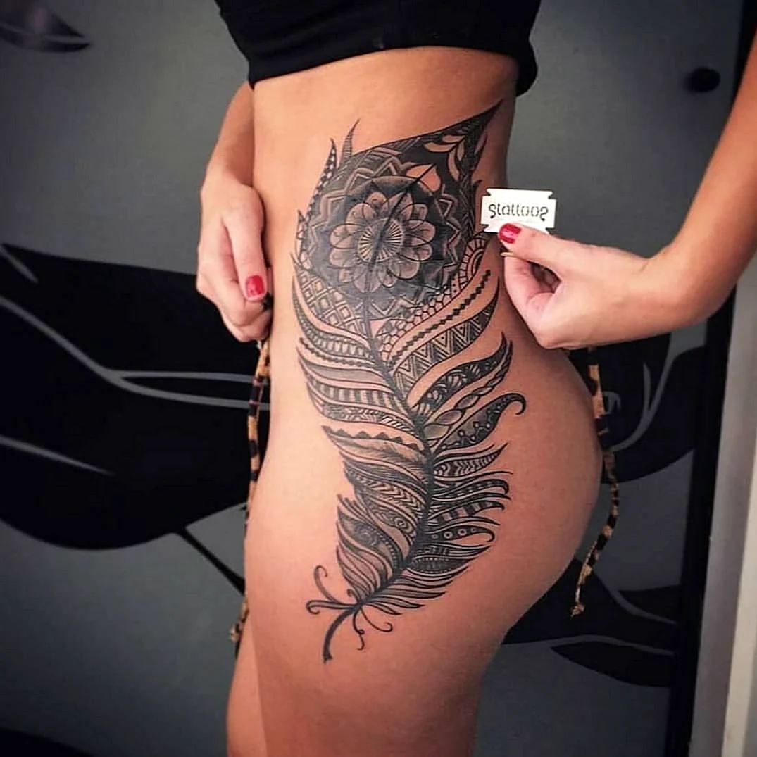 Тату на боку и бедре