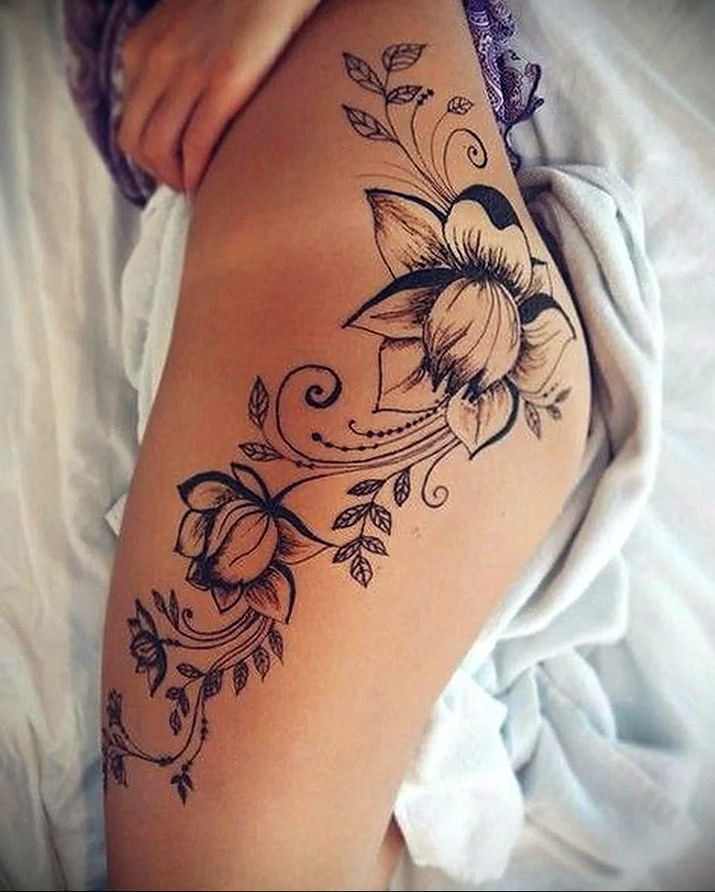 Тату на бедре