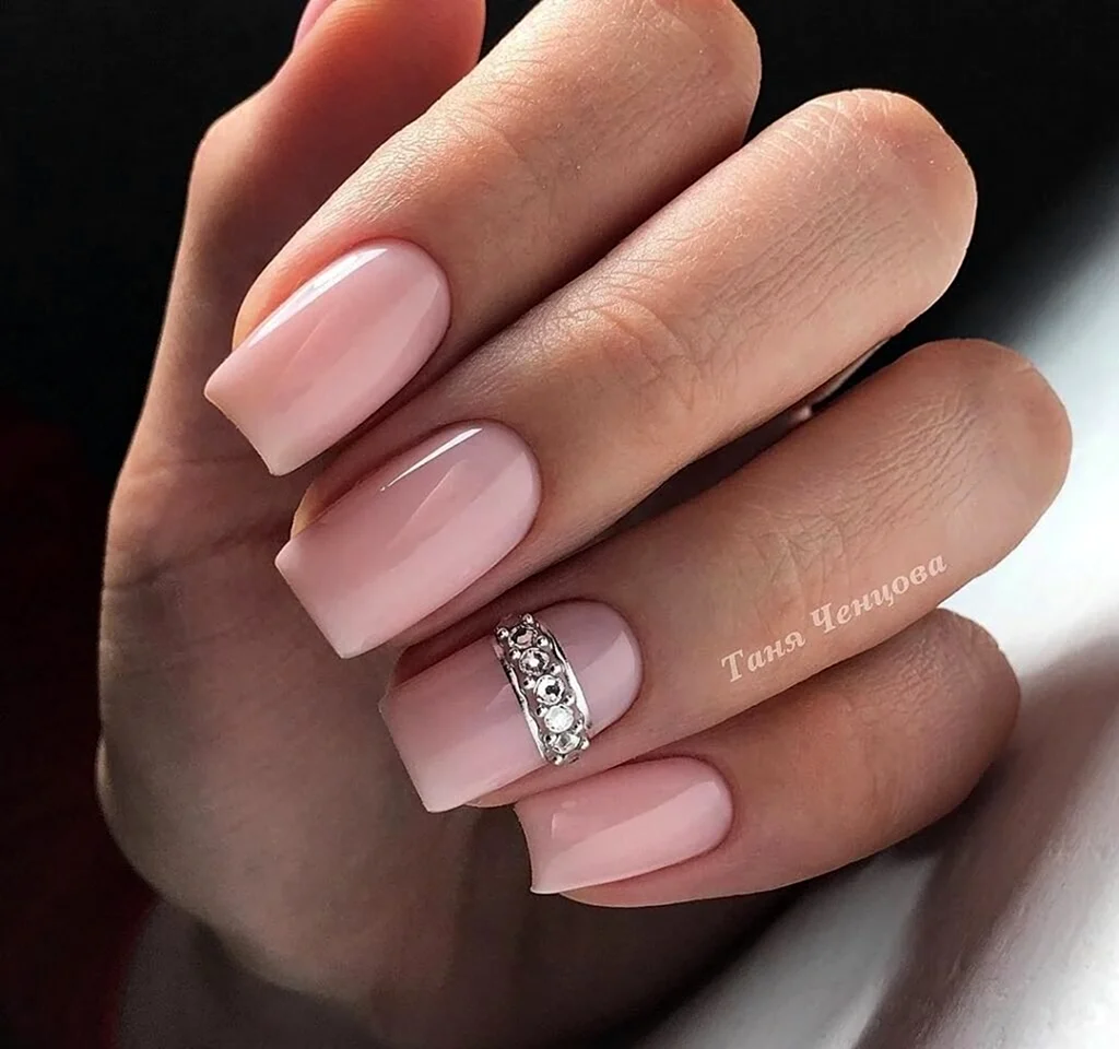 Нюдовый маникюр на квадратные ногти 2022