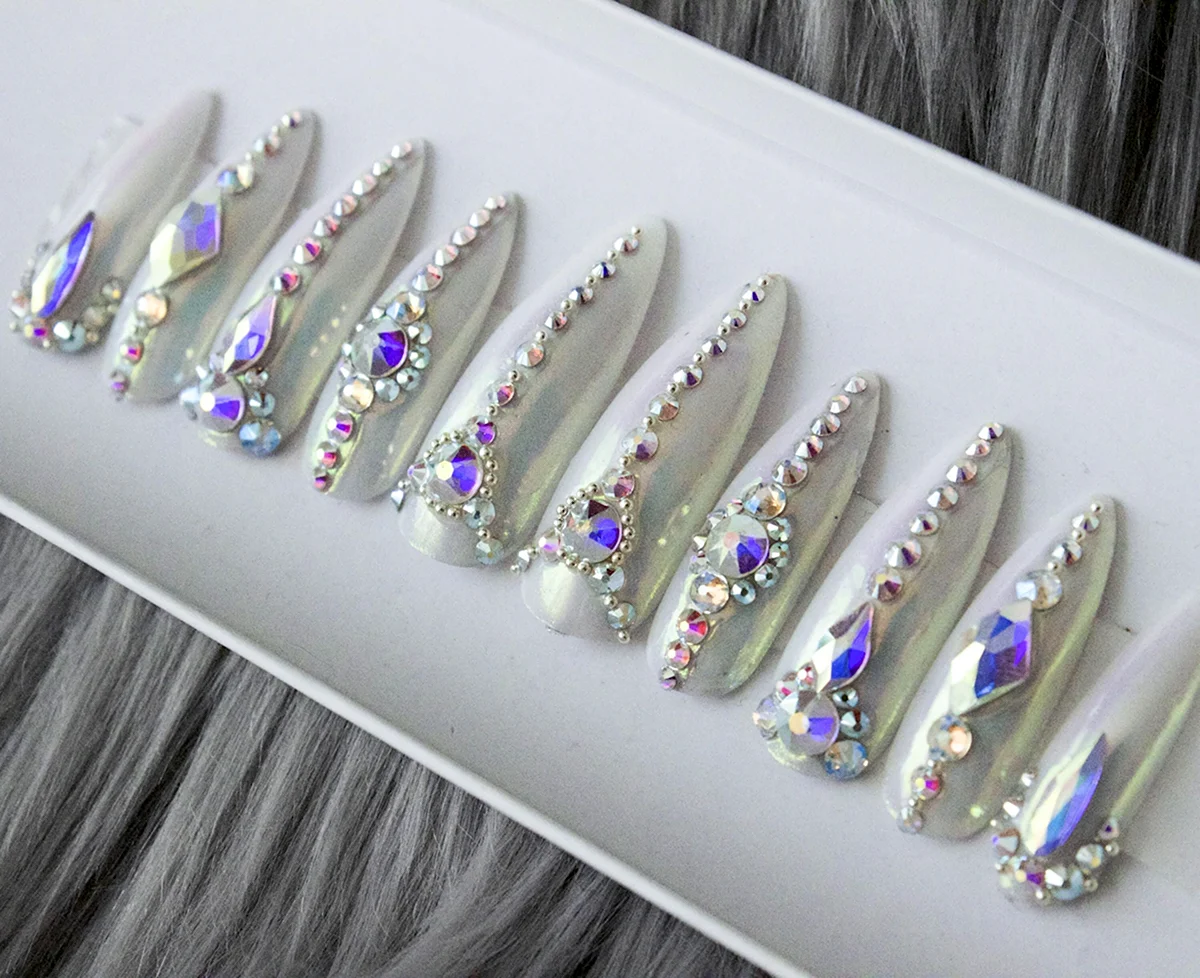 Инкрустация стразами на ногтях