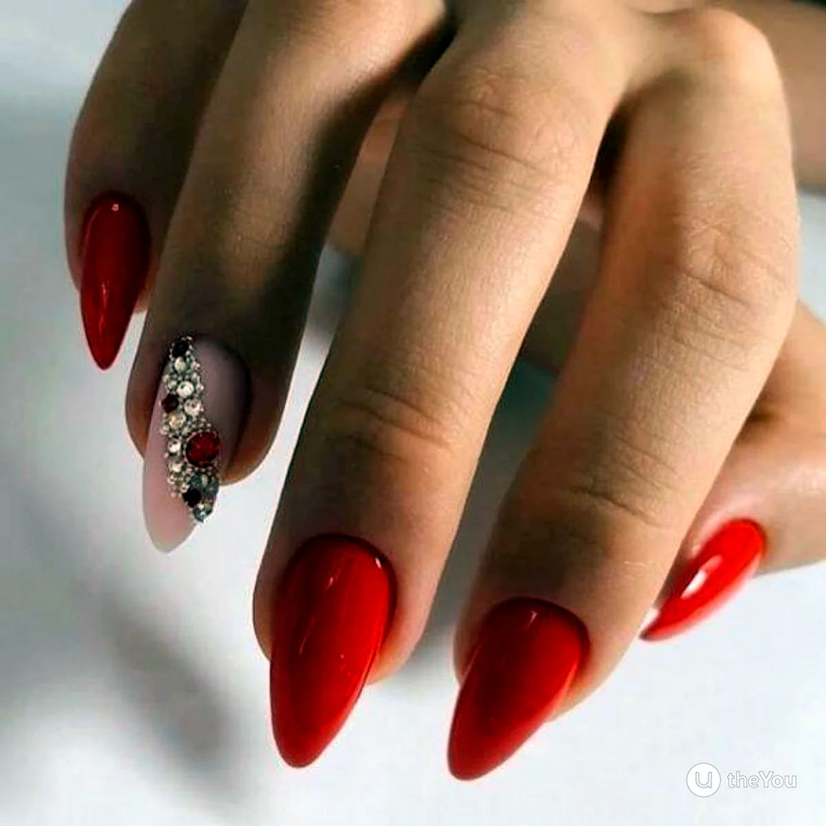 Красный маникюр со стразами