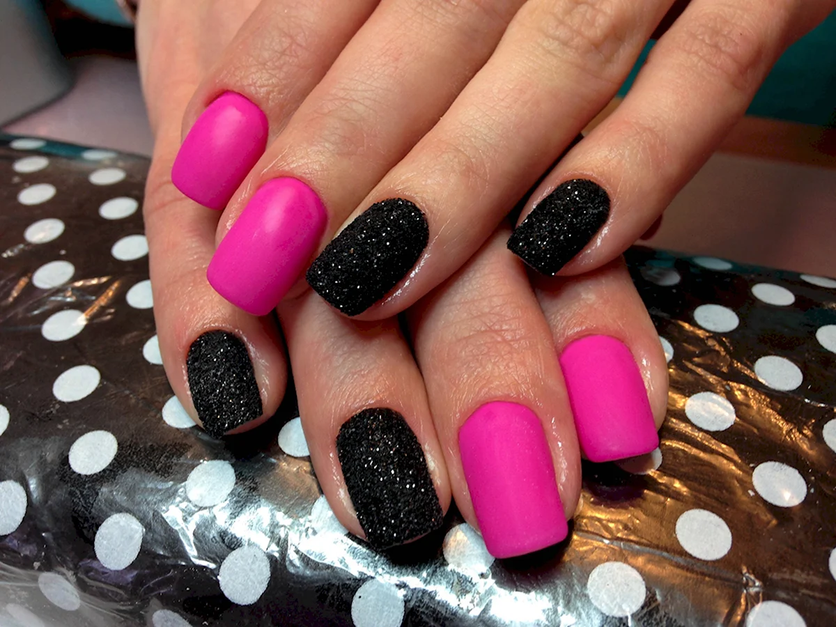 Черно-розовый маникюр