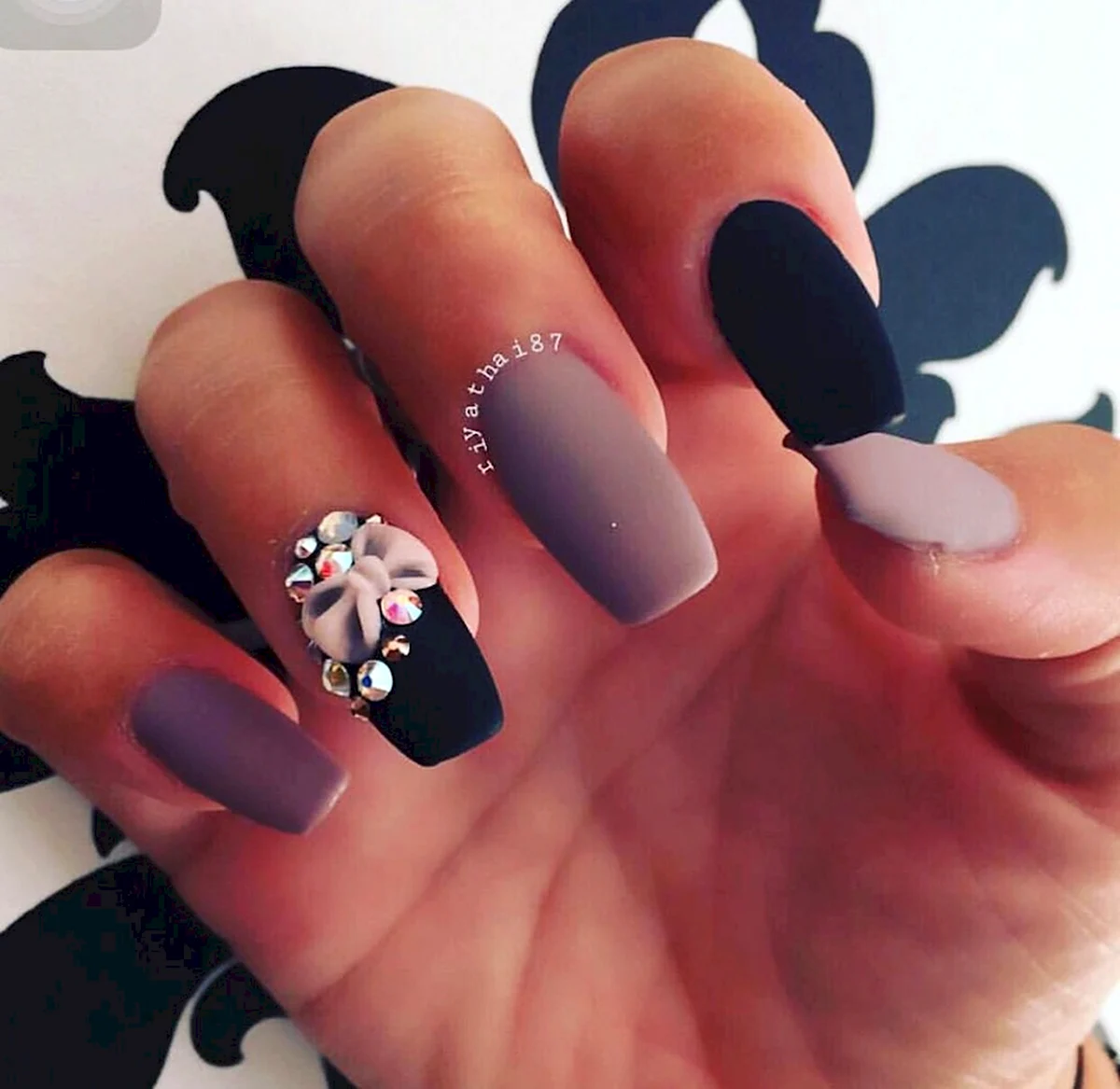 Красивый маникюр с бантиком