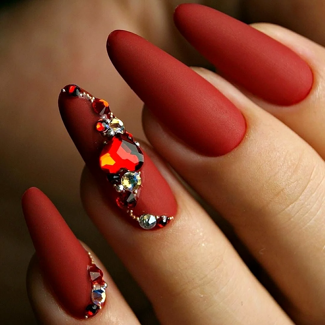 Маникюр красный с камешками