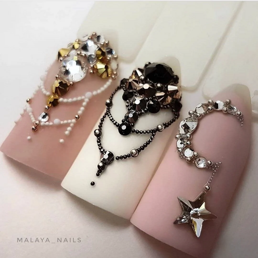 Брошь на ногтях из страз