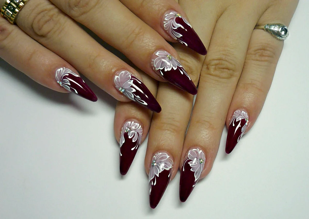 Маникюр бордовые френч острые