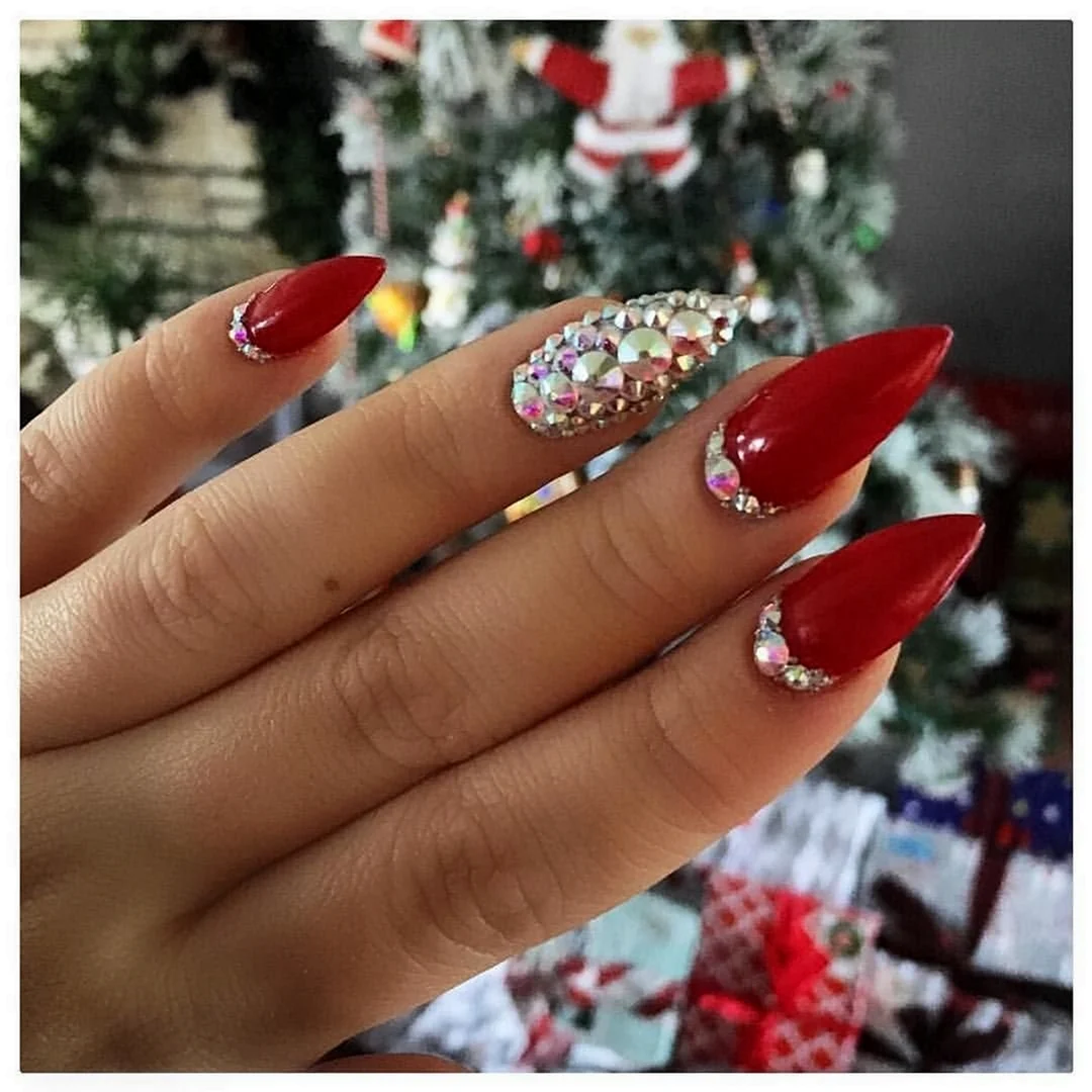 Ногти острые красные новогодние