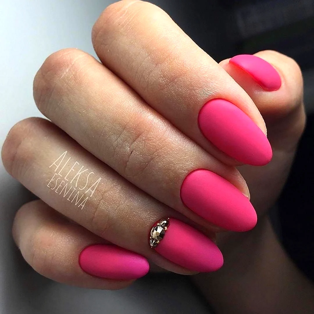 Розовые матовые ногти