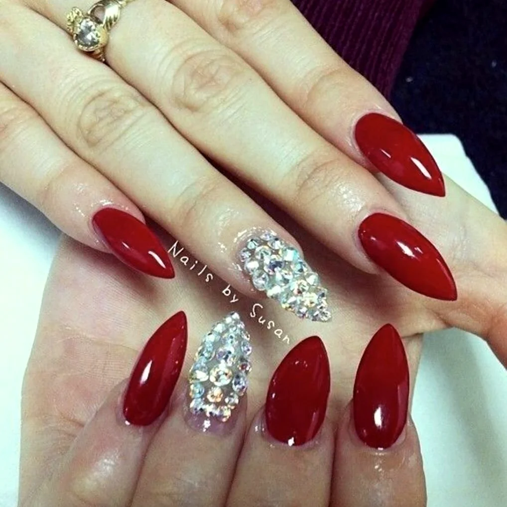 Красный маникюр со стразами на длинные ногти