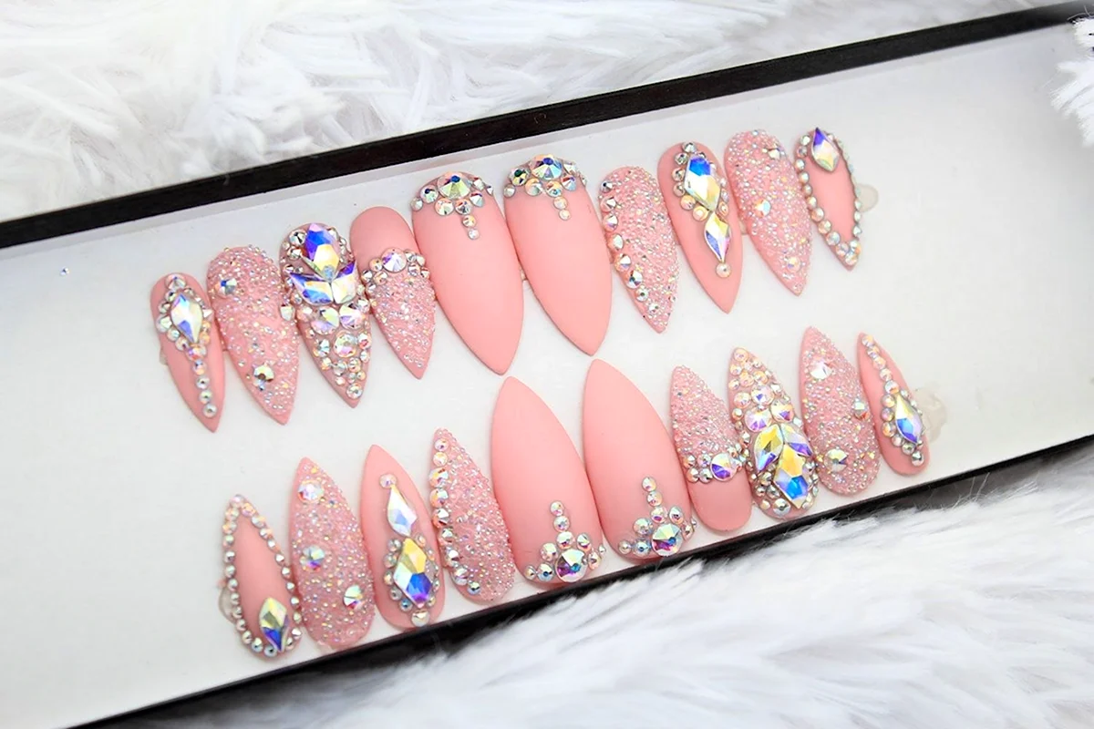 Выкладка страз маникюр