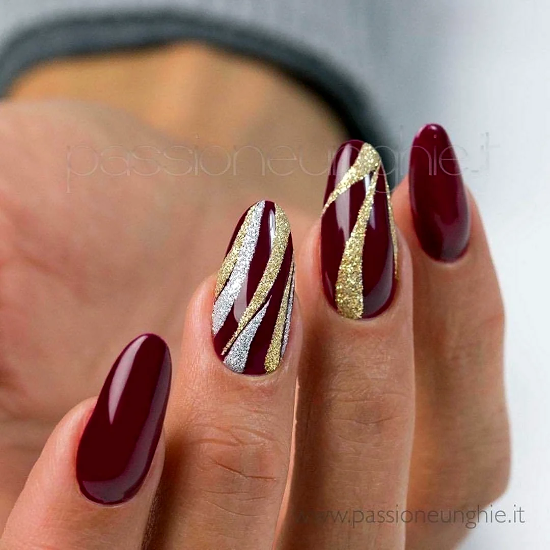 Маникюр бордо с серебром миндаль 2022