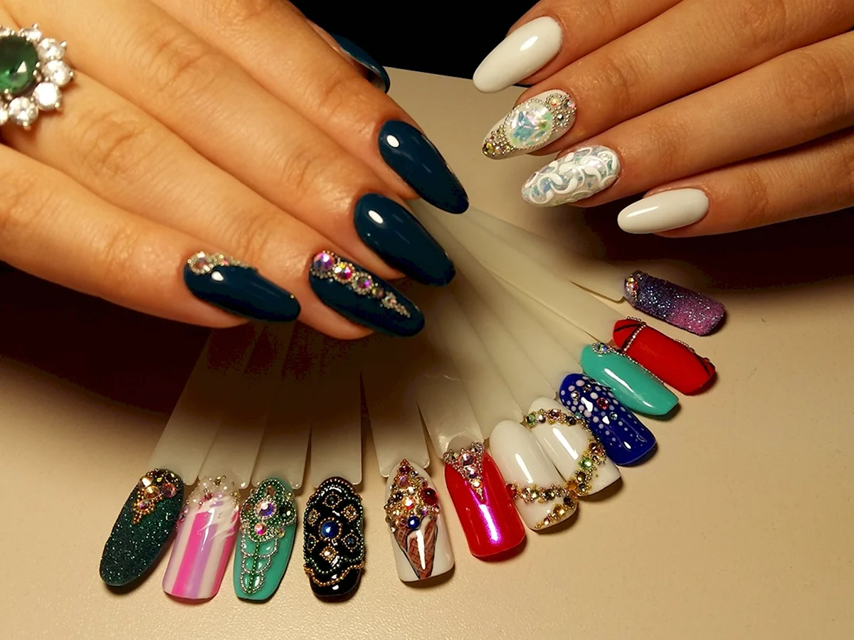 Инкрустация стразами на ногтях