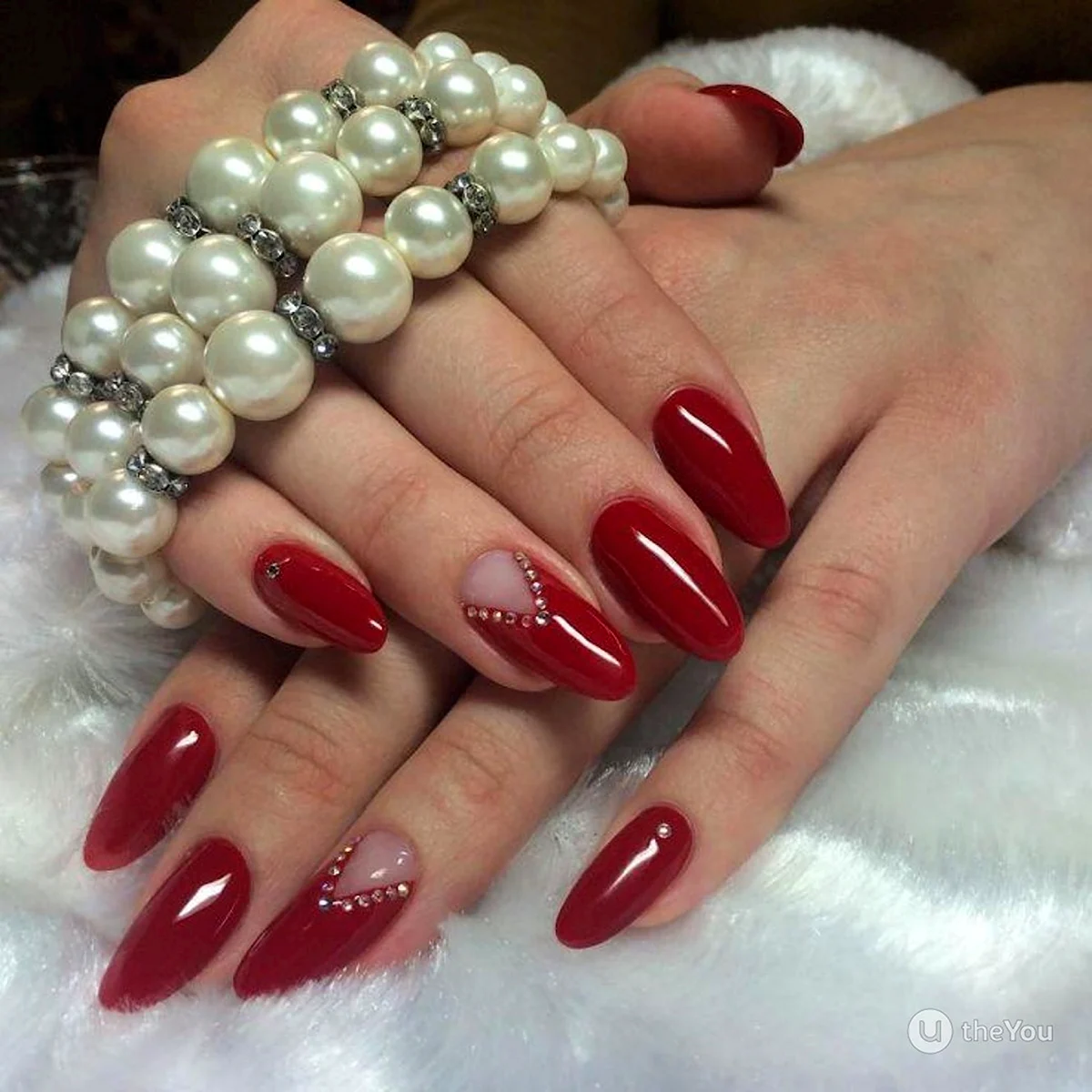 Красный маникюр со стразами миндаль