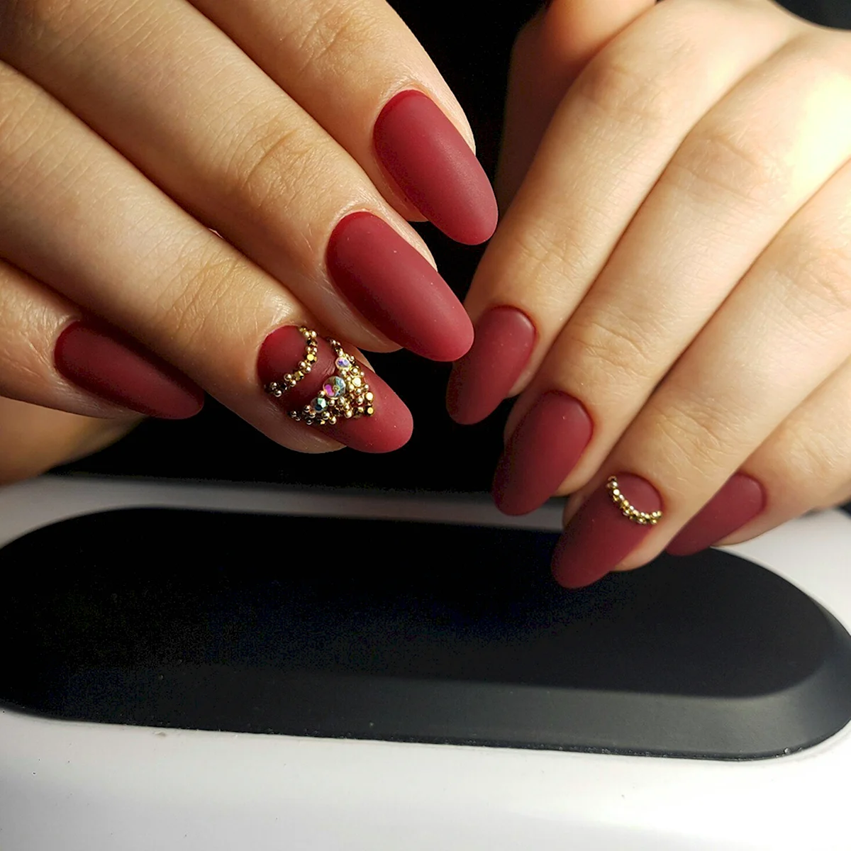 Матовый бордовый маникюр со стразами