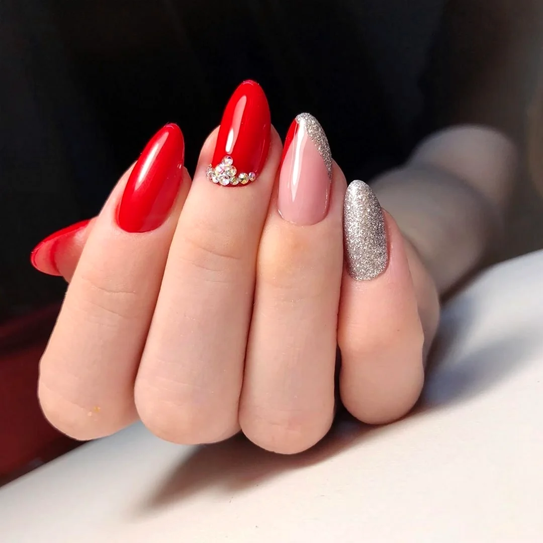 Красный маникюр 2022 миндаль