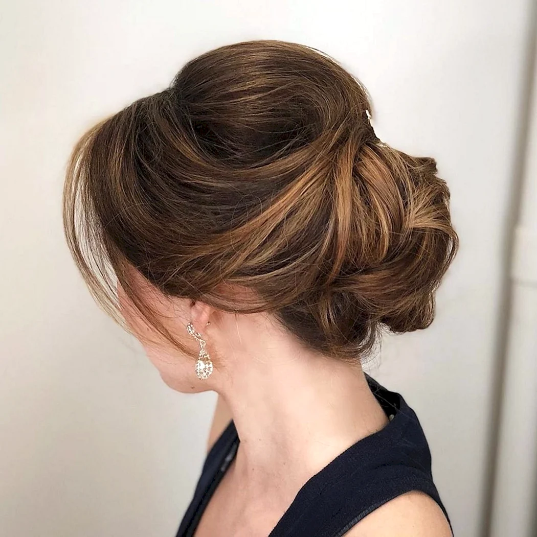 Собранная прическа на короткие волосы