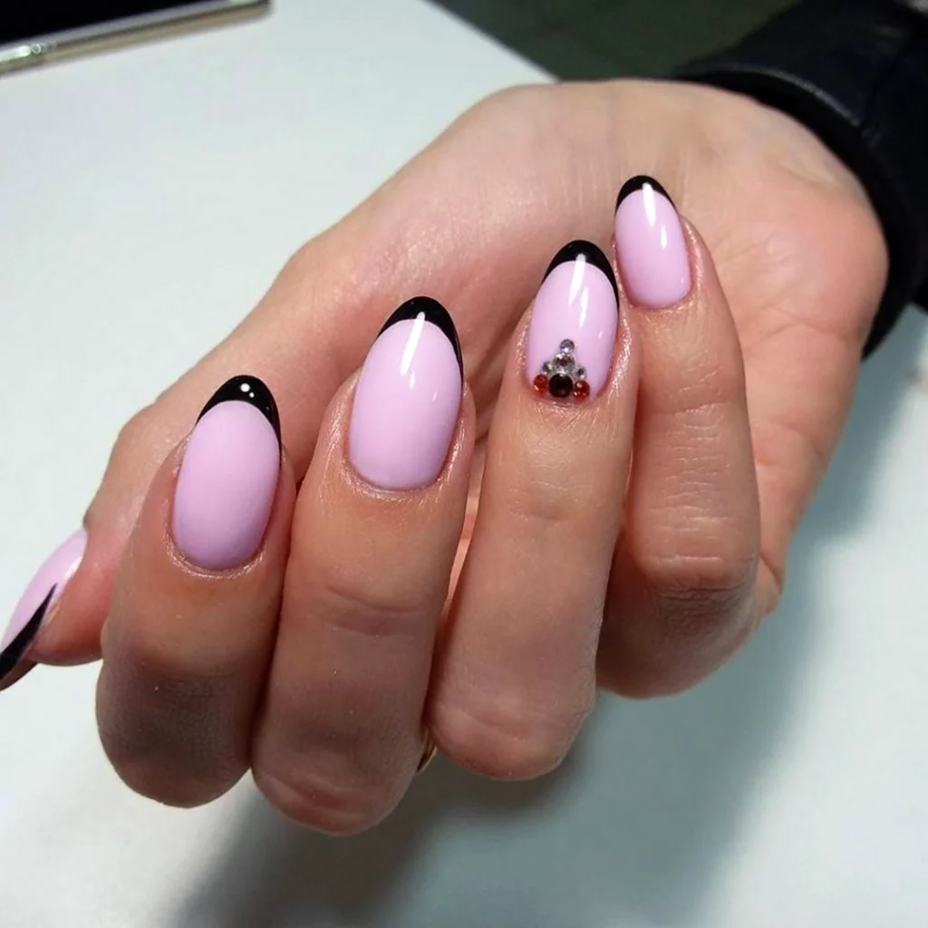 Маникюр френч розовый с черным