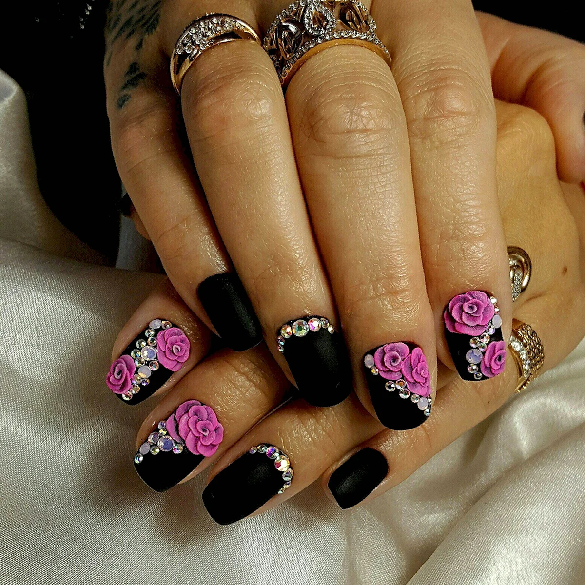Черно-розовый маникюр со стразами