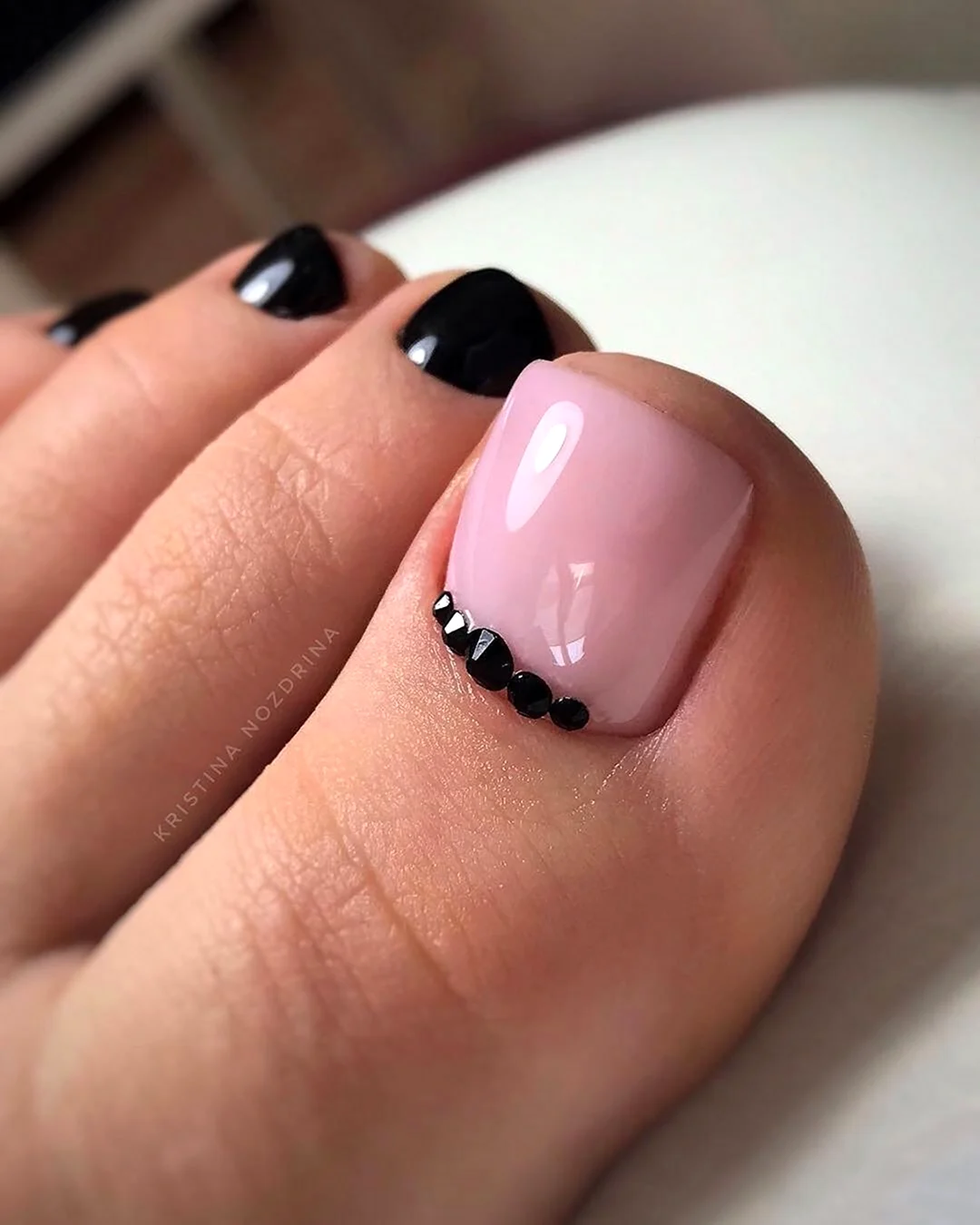 Черно розовый педикюр