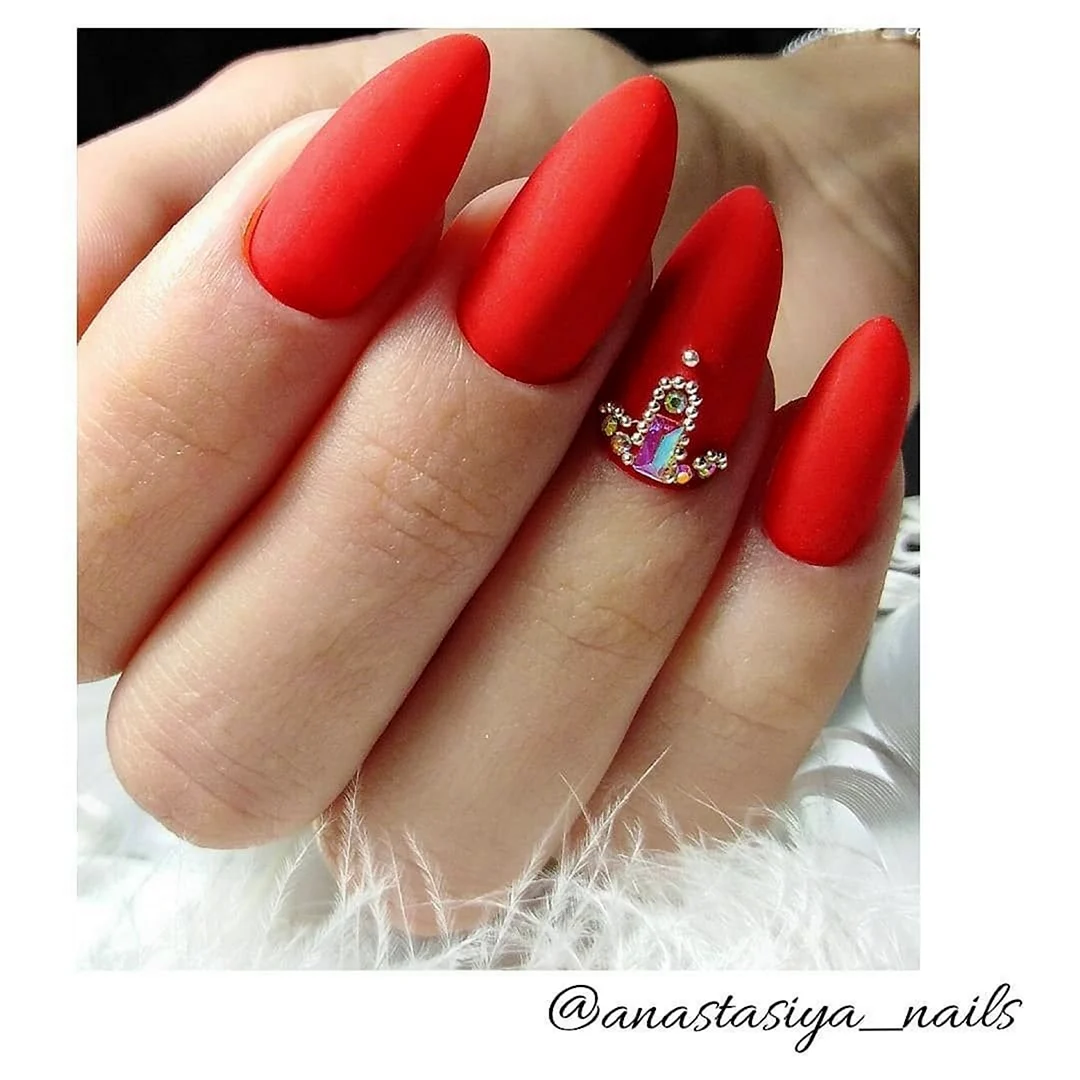 Красный матовый маникюр со стразами