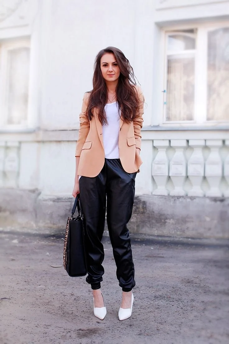 Лук с кожаными брюками