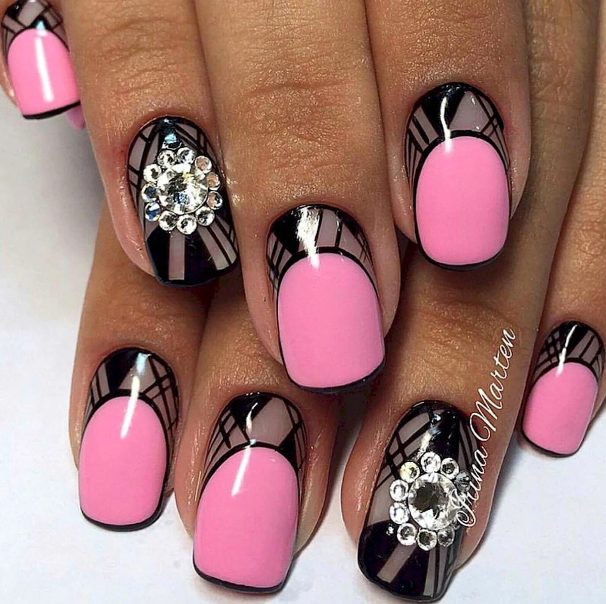 Ногти ярко розовые с черным