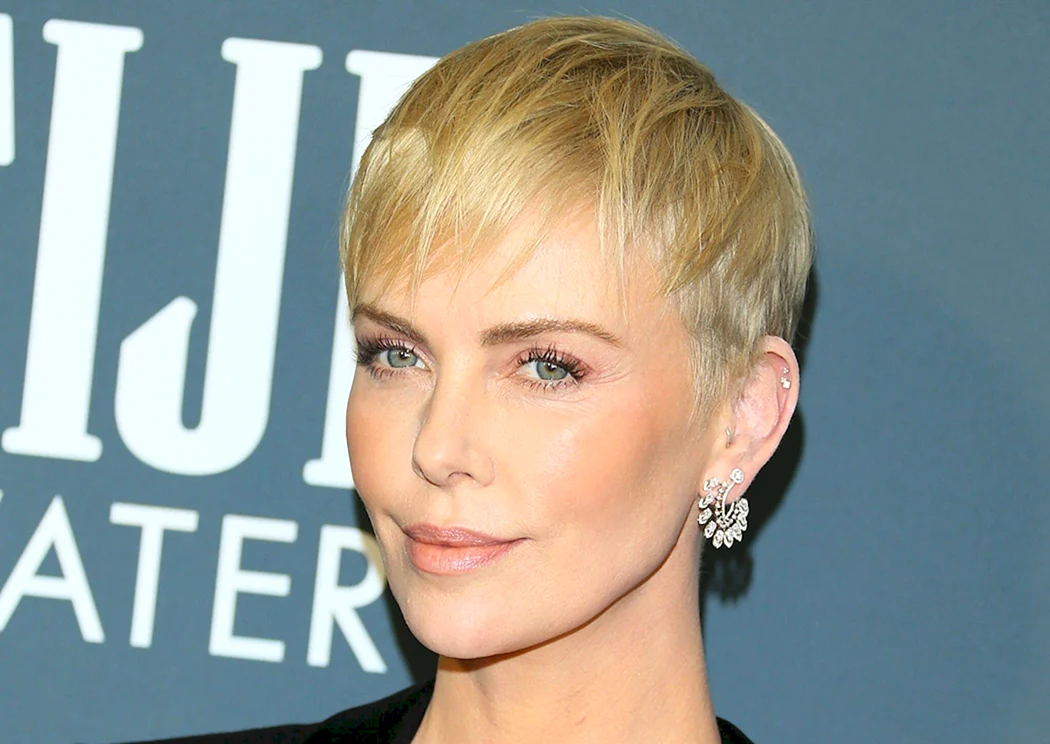 Шарлиз Терон стрижка