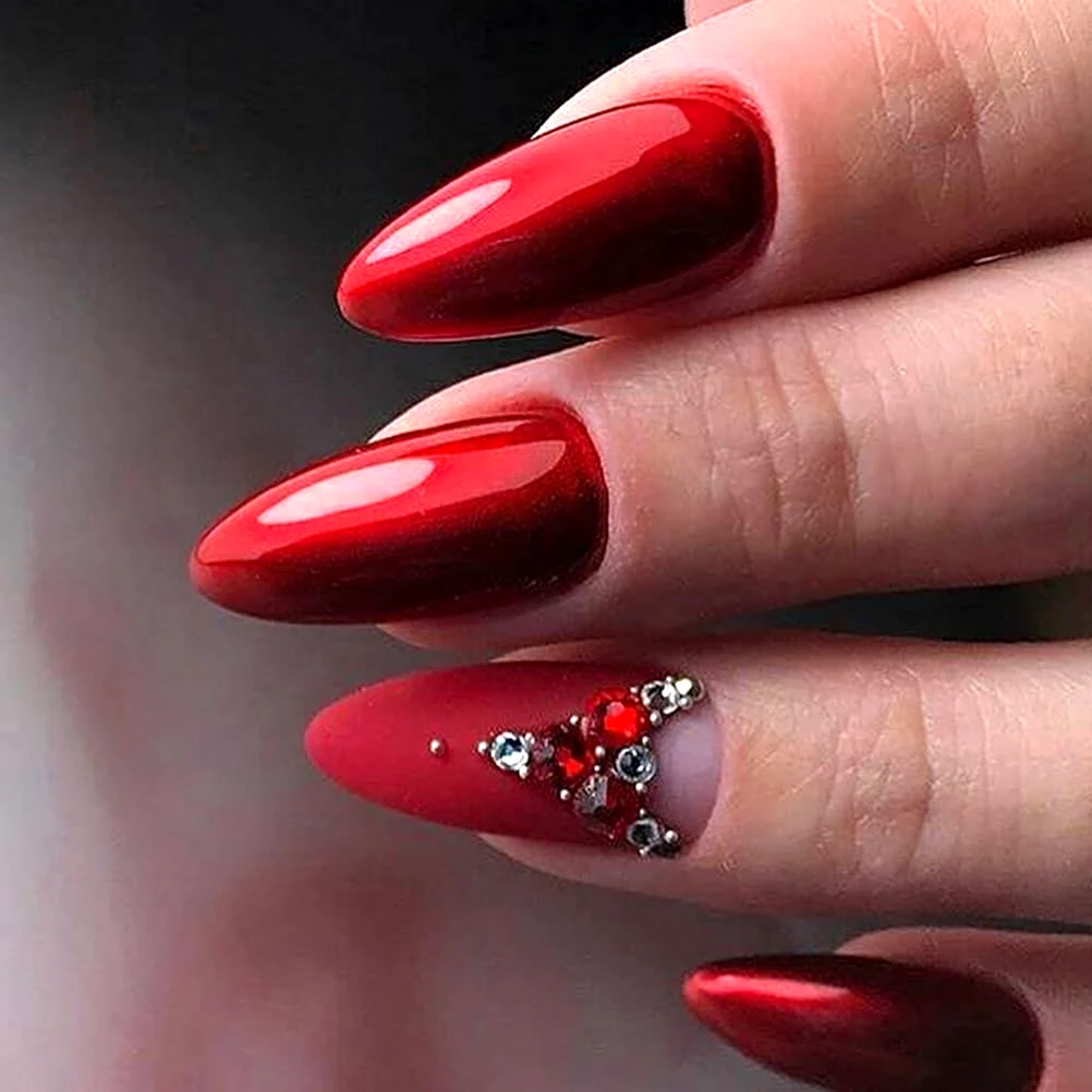 Красные ногти со стразами