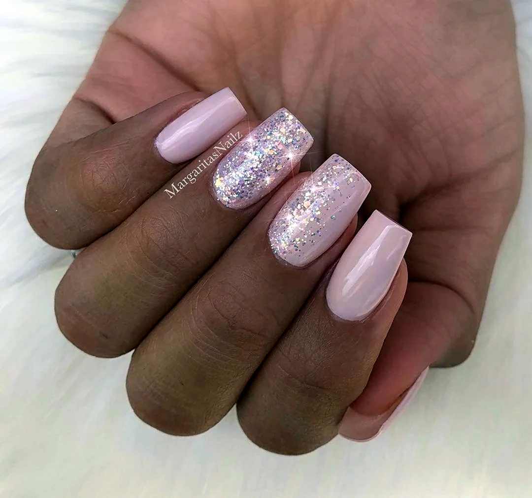 Ногти розовые с блестками
