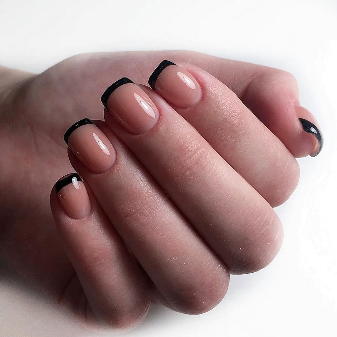 Чёрный френч на квадратных ногтях
