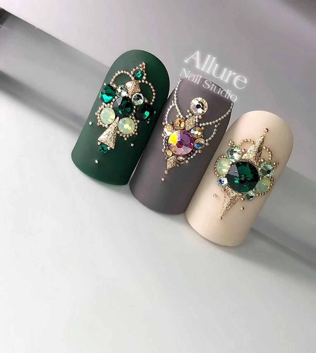 Инкрустация стразами на ногтях