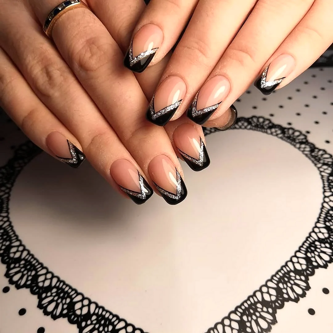 Французский маникюр черный