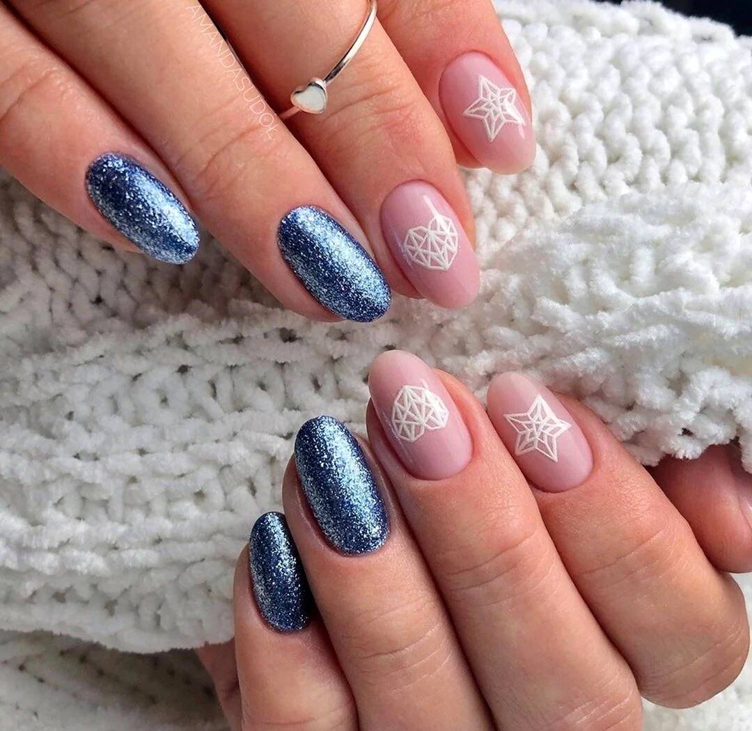 Маникюр зимний нежный