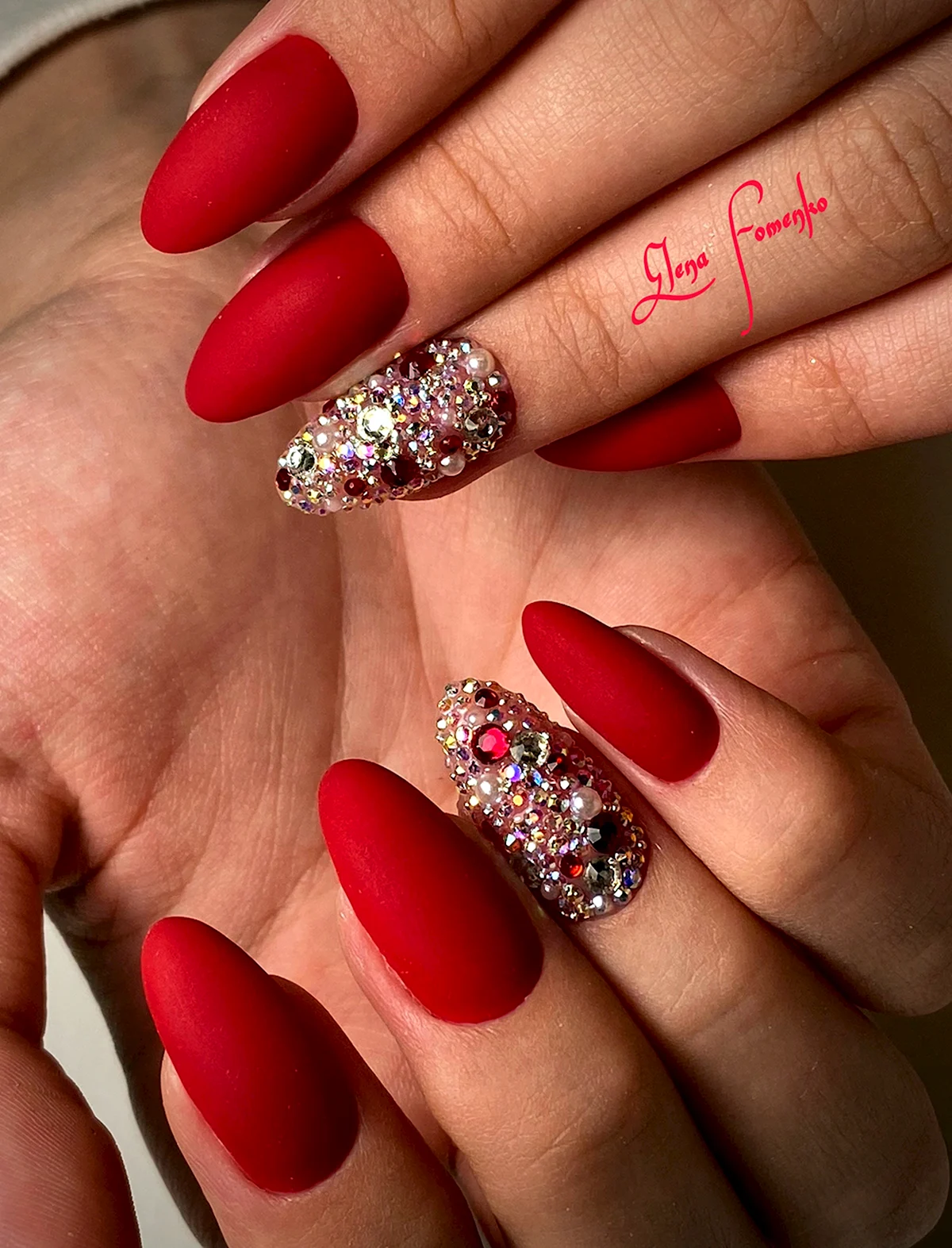 Красные ногти со стразами