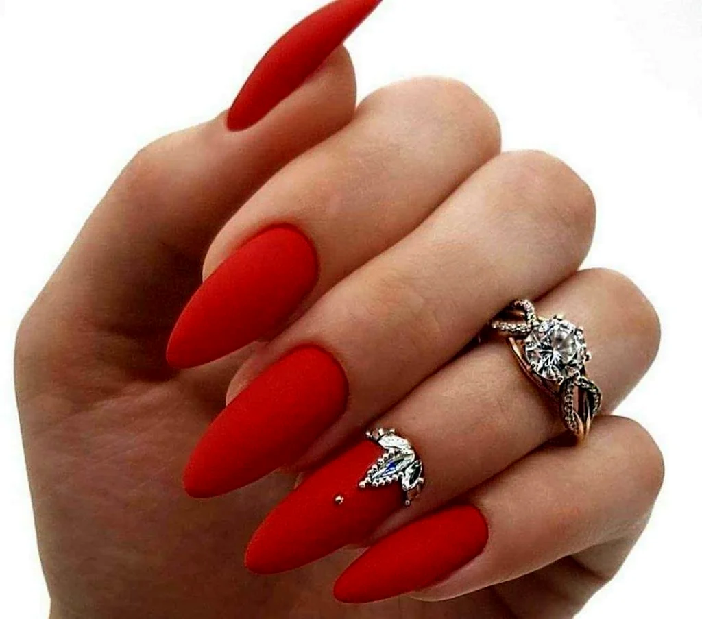 Красные матовые ногти со стразами