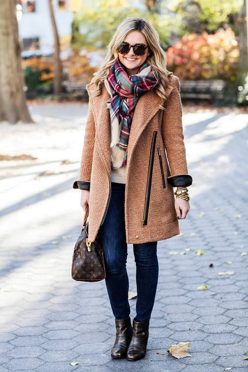 Шарф к бежевому пальто