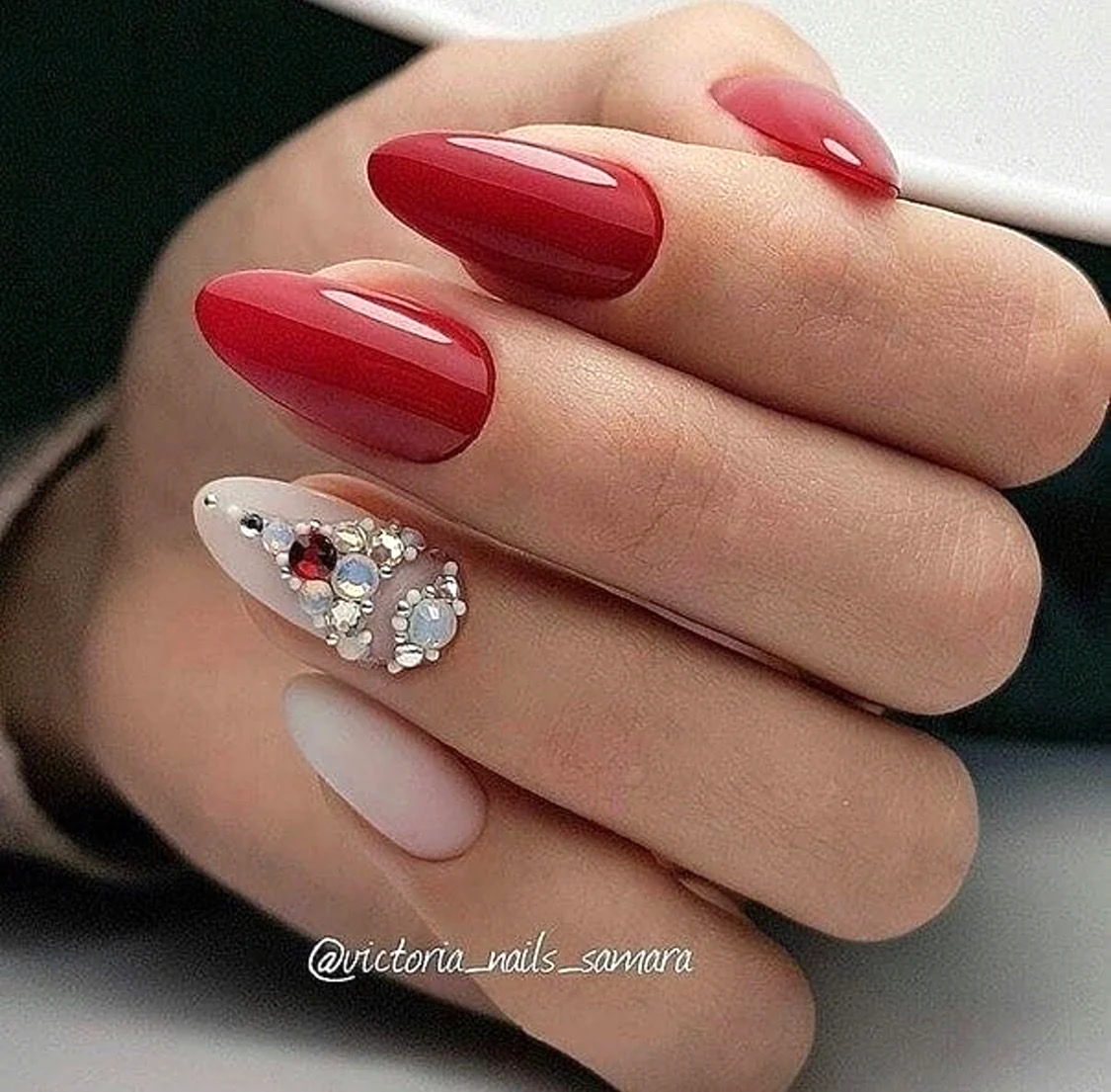 Красный маникюр со стразами