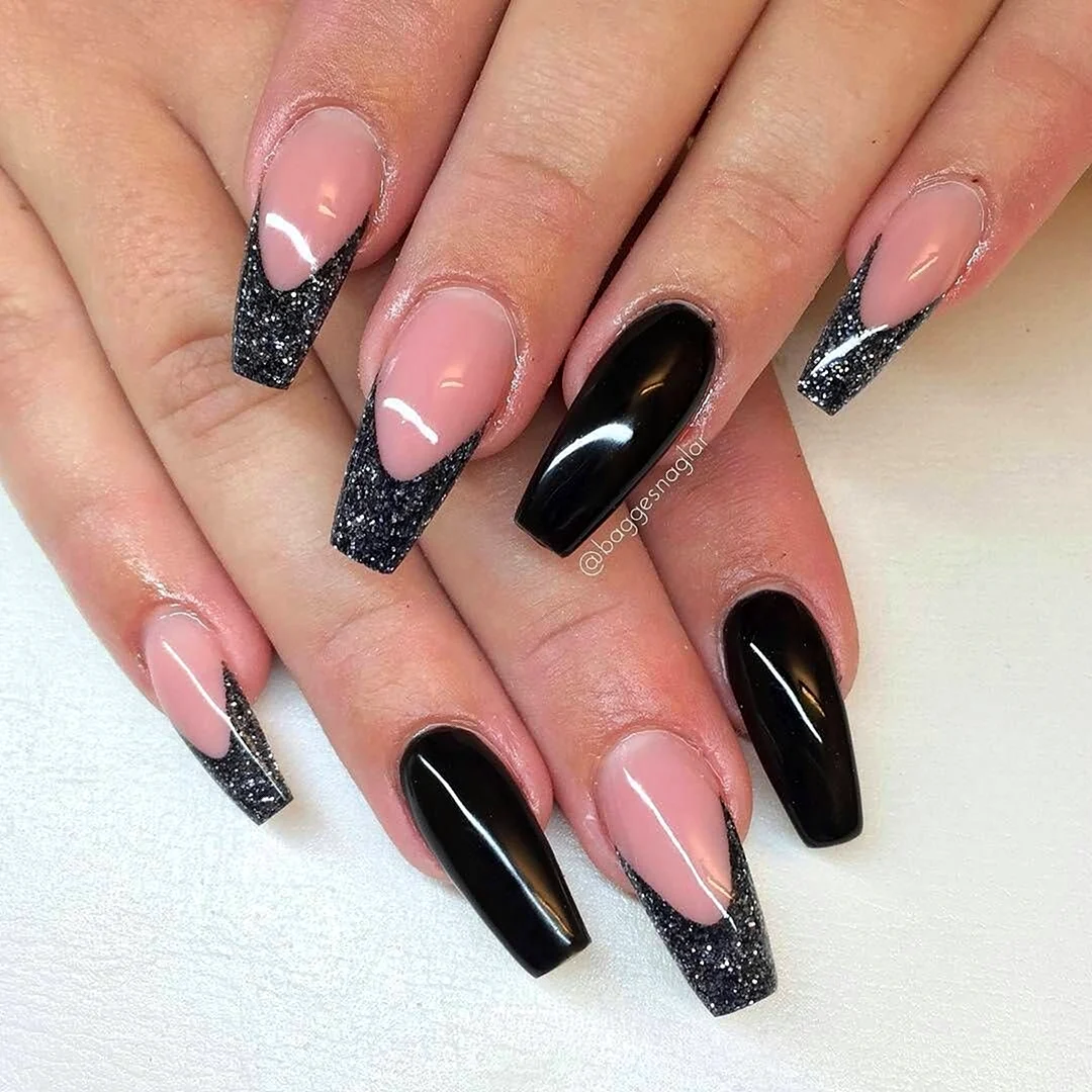 Маникюр черный френч