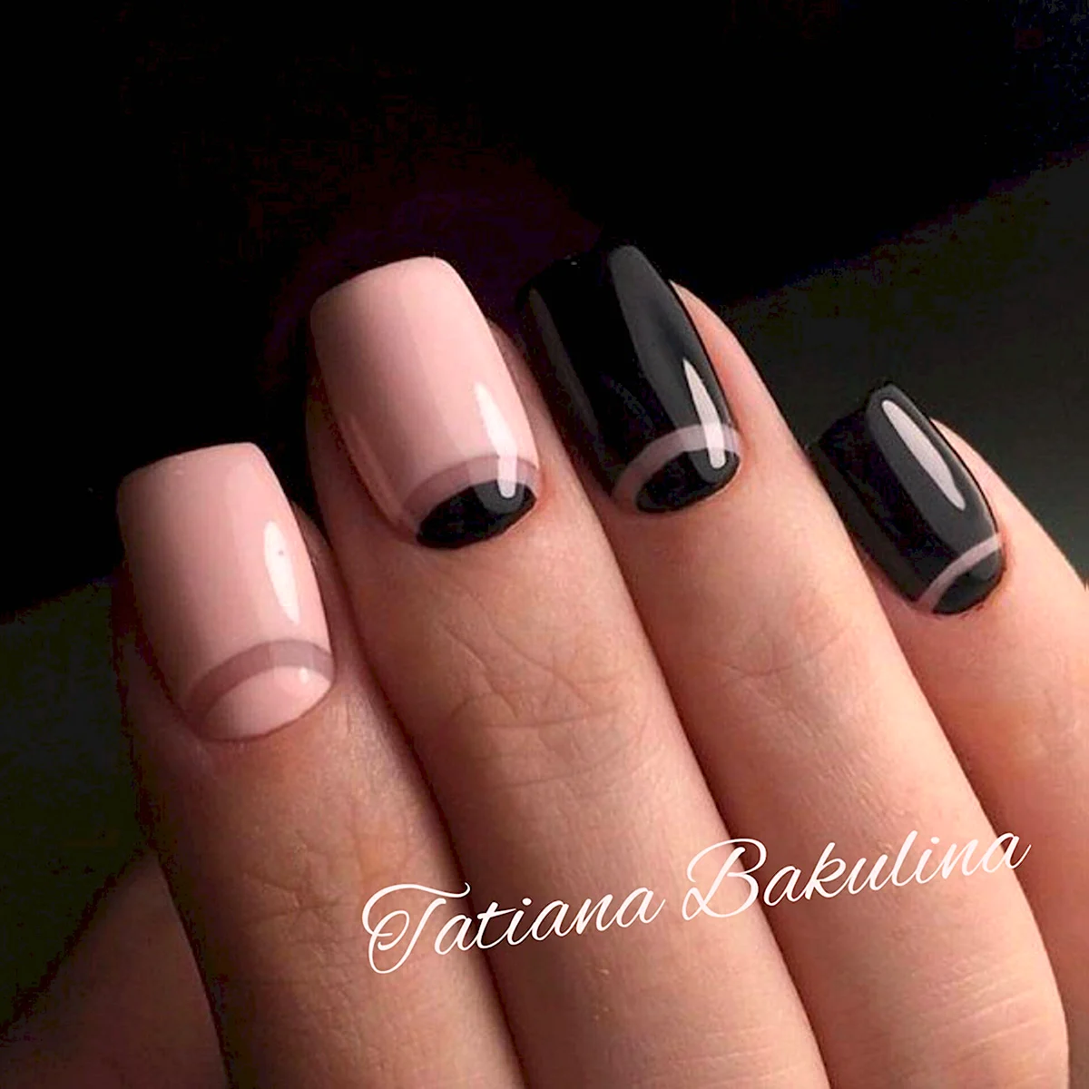 Черный маникюр с лунками