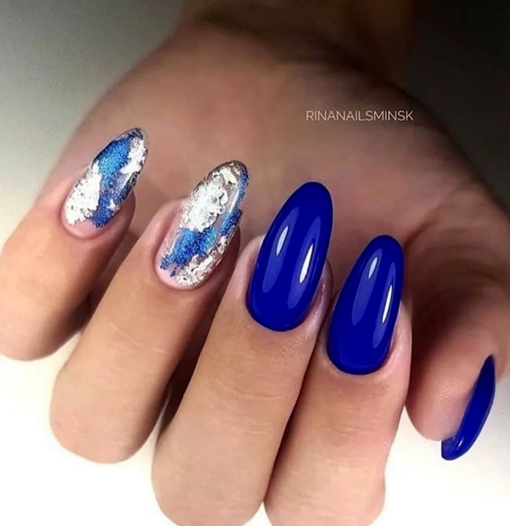Маникюр синего цвета с фольгой