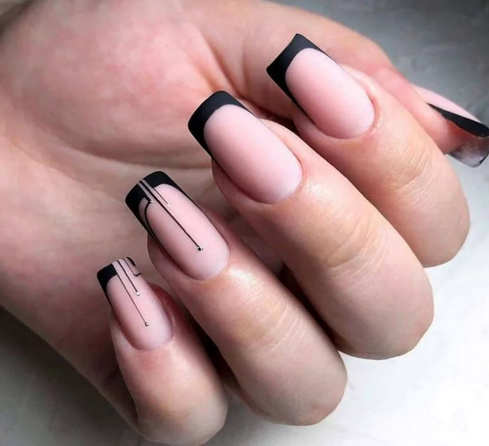 Чёрный френч на квадратных ногтях