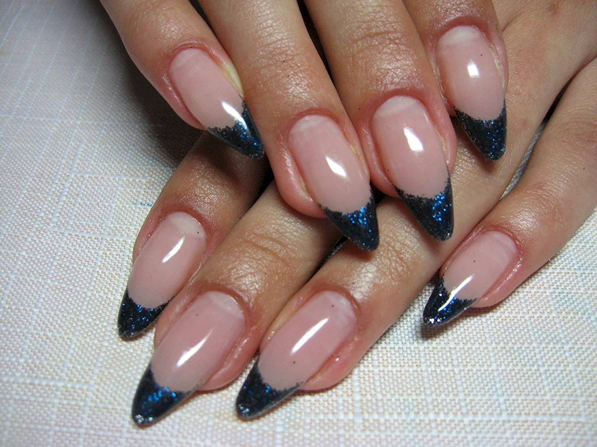 Цветной блестящий френч на миндалевидных ногтях