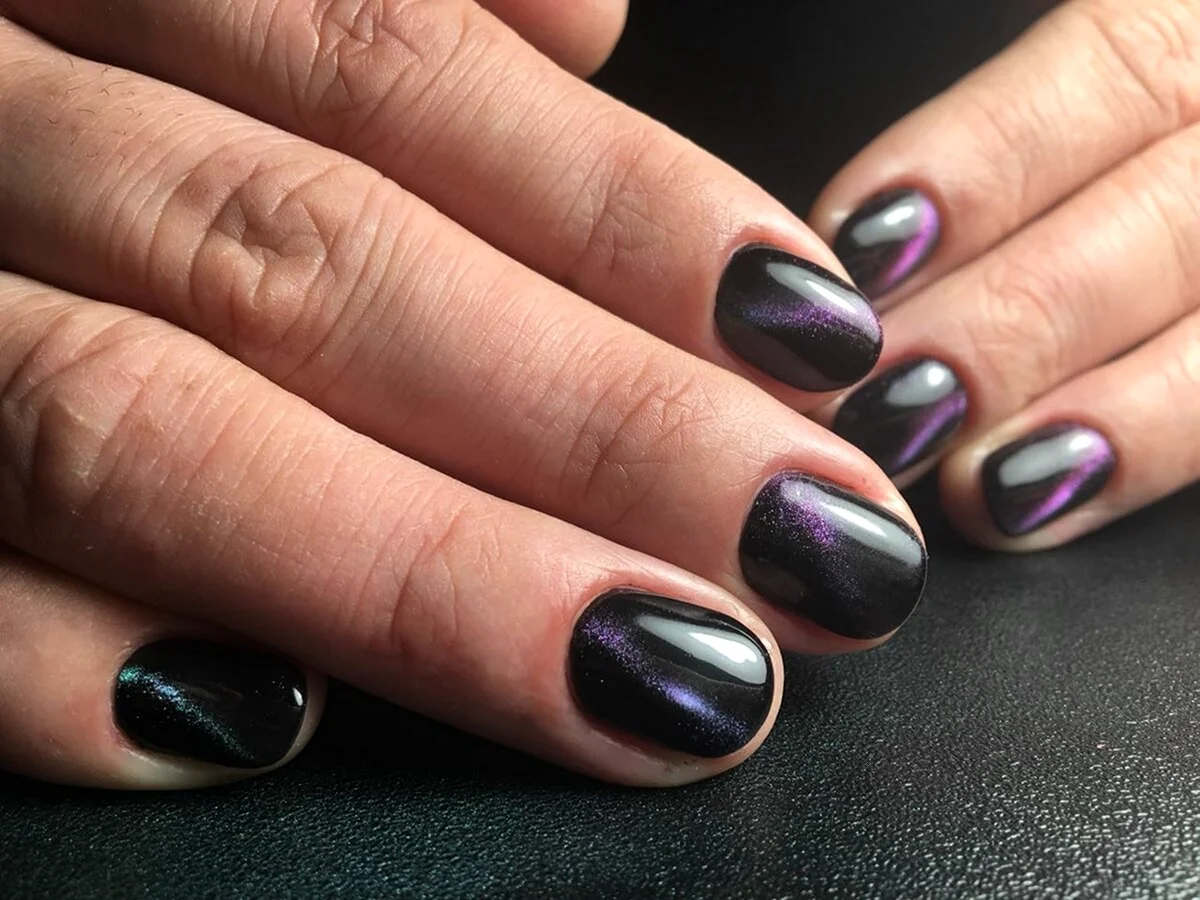 Маникюр черный Кошкин глаз