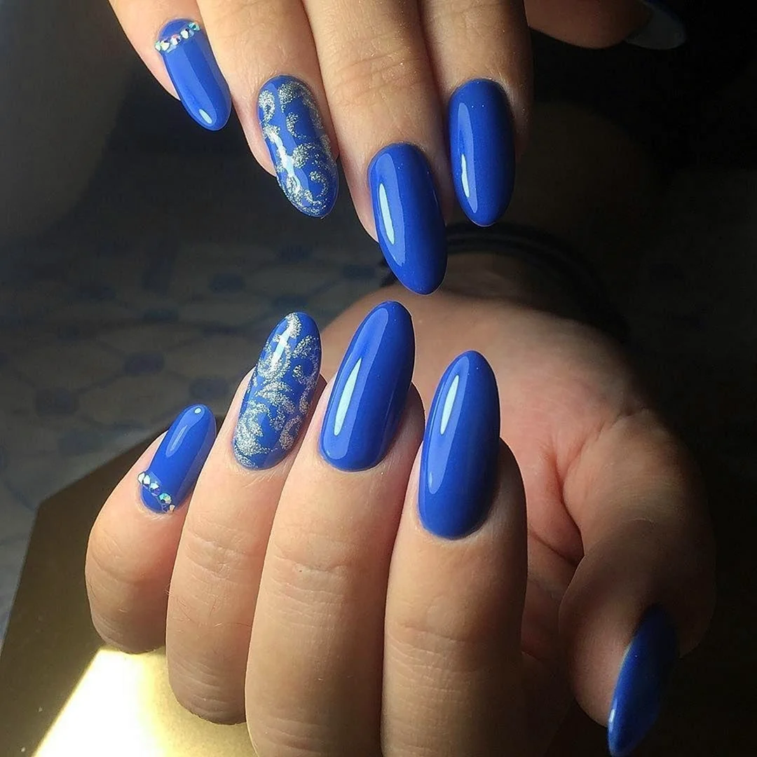 Синий маникюр на овальные ногти