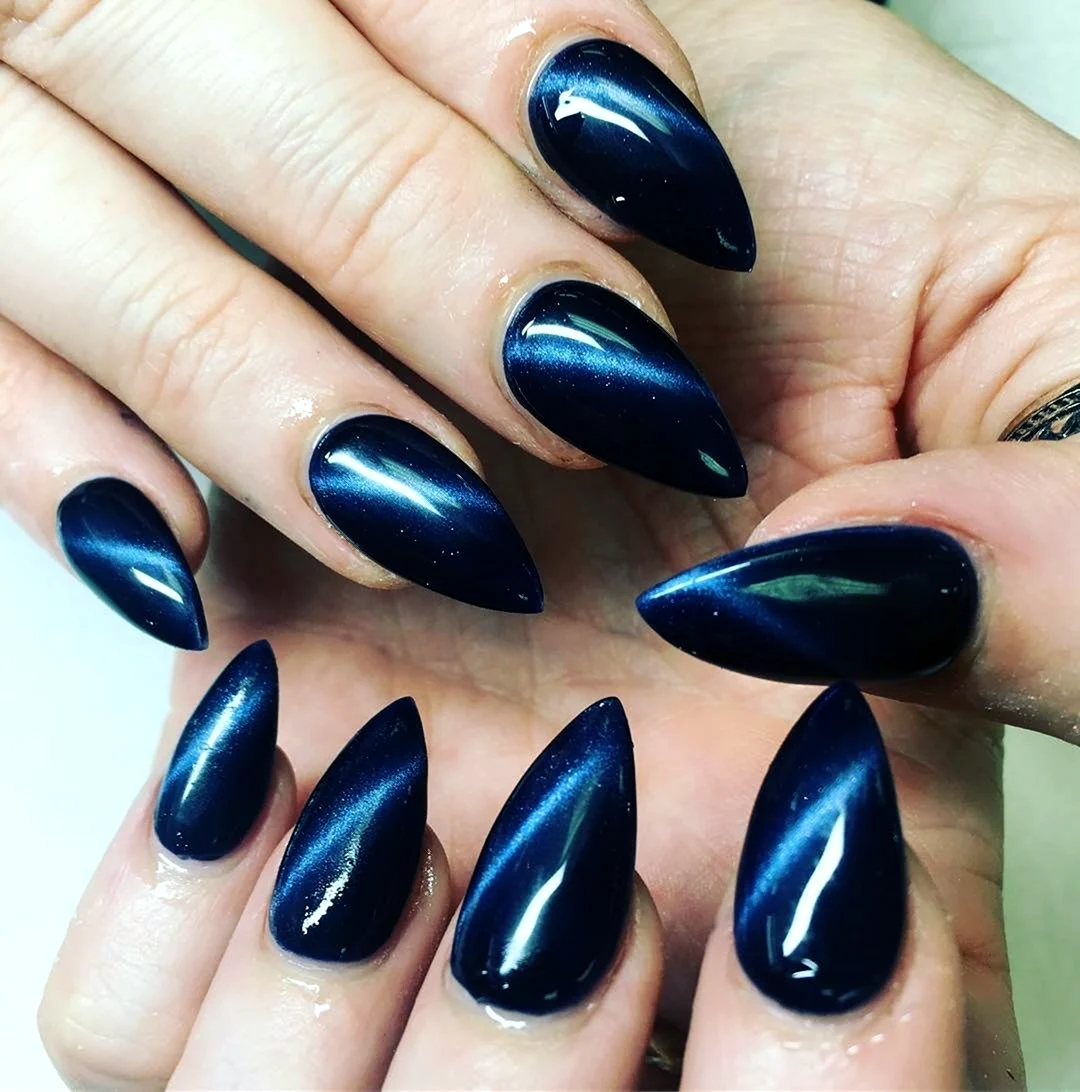 Темный кошачий глаз миндаль