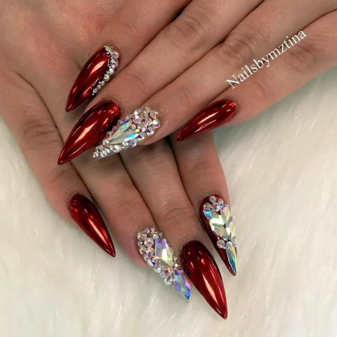 Красные острые ногти со стразами