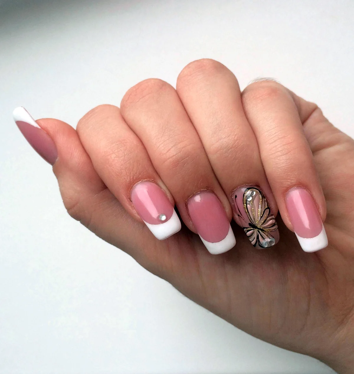 Французский маникюр с бабочкой